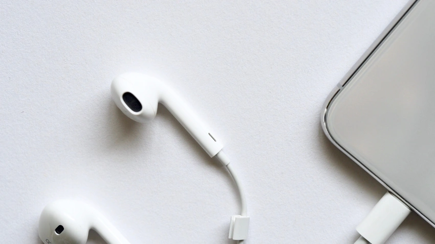 Decide Whether Wired or Wireless Earbuds Suit You Better